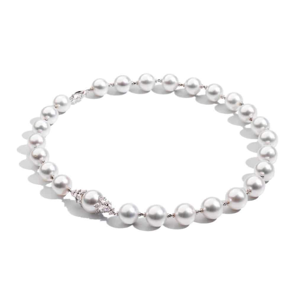 Pearl Bracelet With Dainty Diamond Details